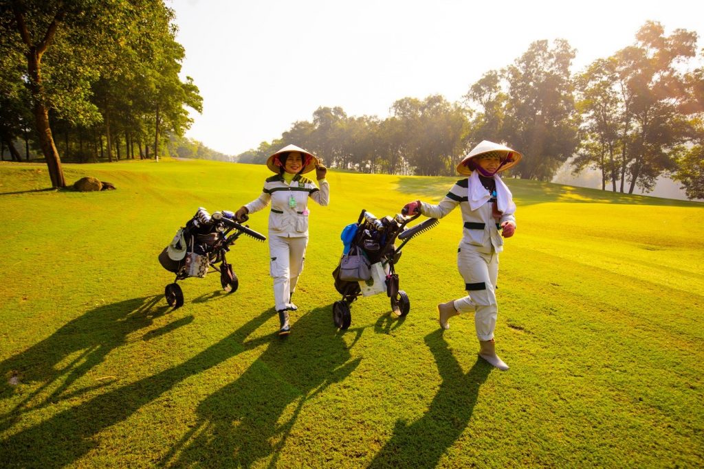 Nhung-caddy-chuyen-nghiep-tan-tam-va-luon-no-nu-cuoi-tuoi-1024x683-1