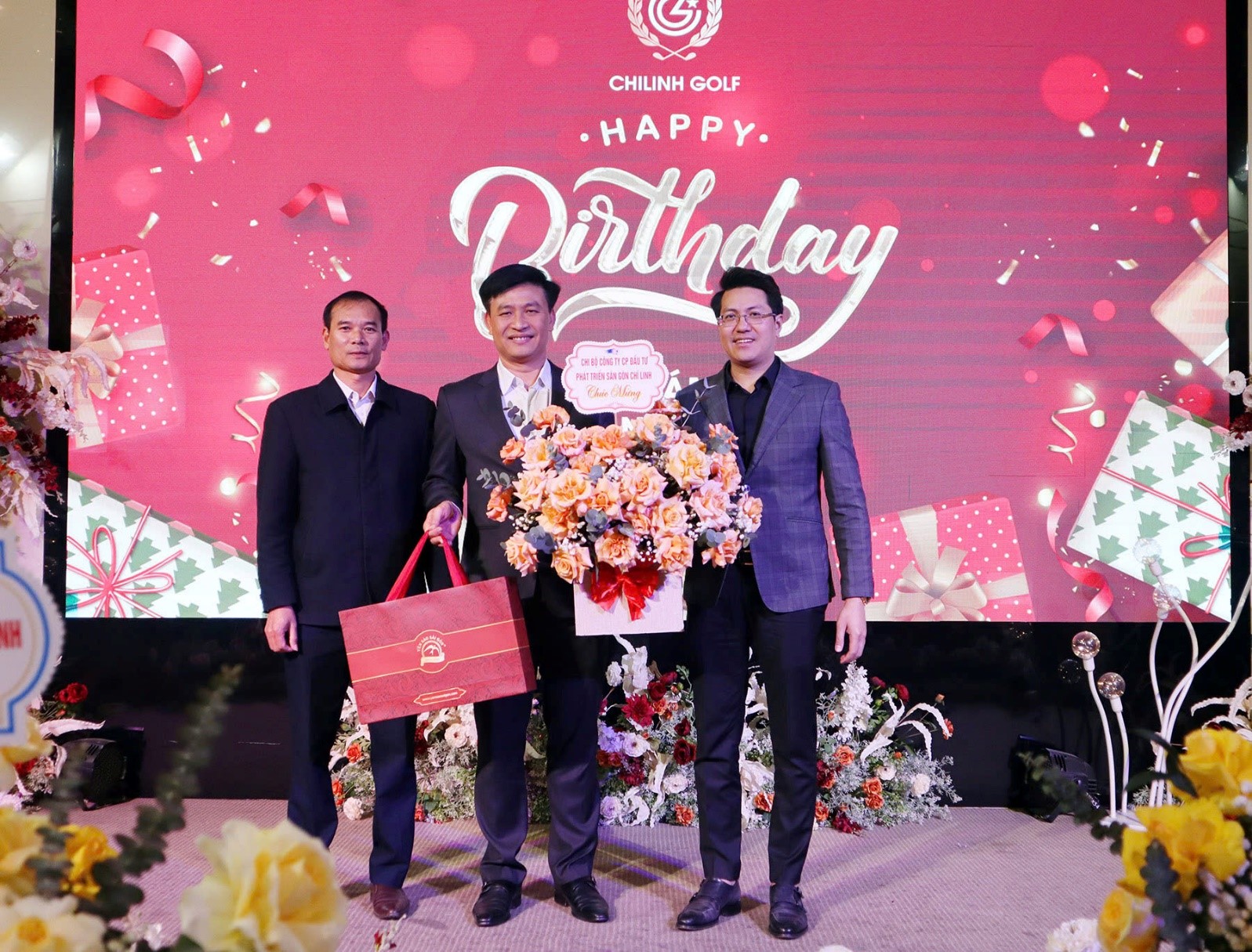 Ban Lãnh đạo đại diện Công ty gửi lời chúc mừng sinh nhật và lẵng hoa tươi thắm tới PGĐ Trần Thế Hải