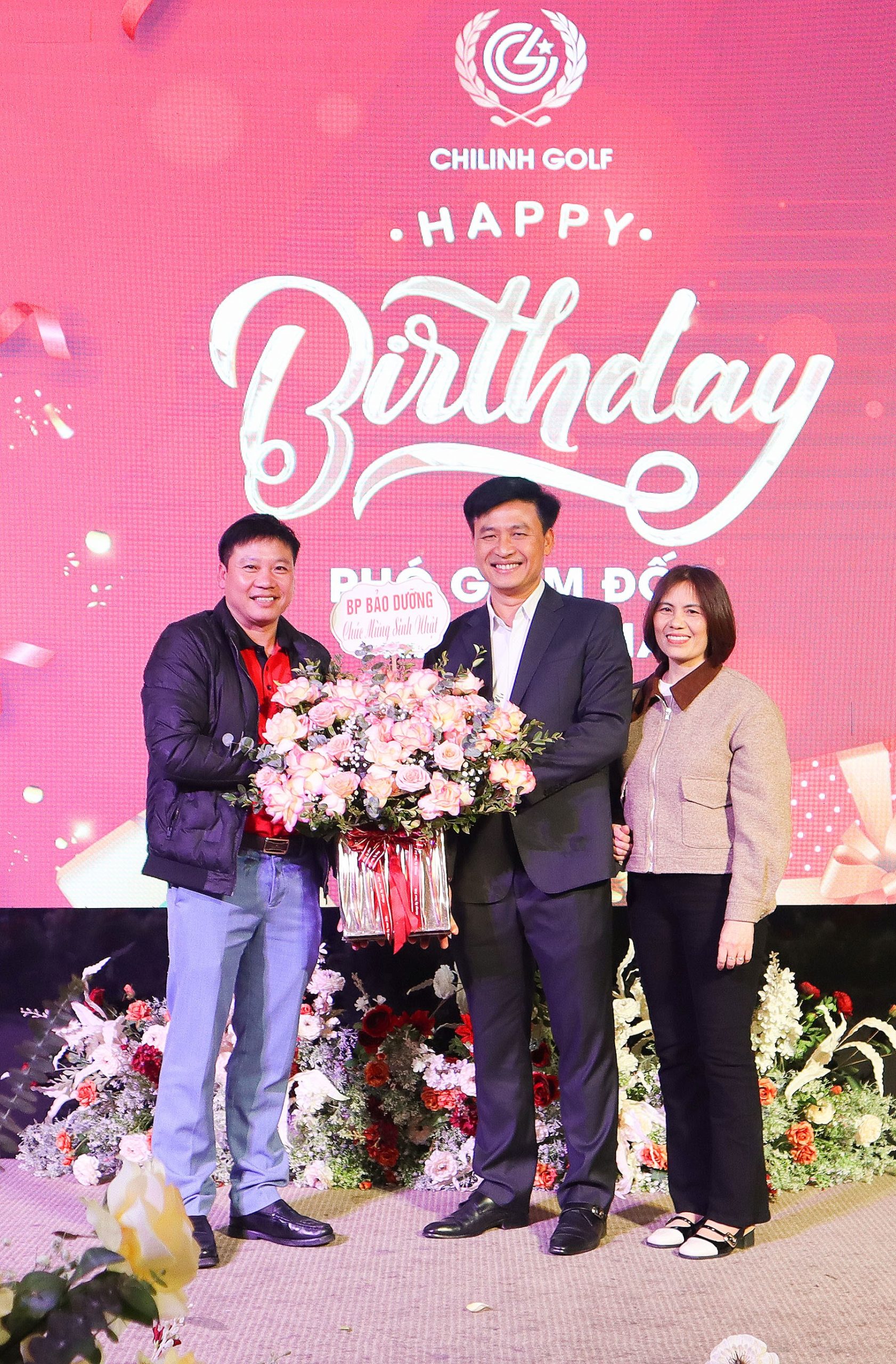 Phó Giám đốc rạng rỡ và tràn đầy cảm xúc khi nhận những lẵng hoa tươi thắm cùng những món quà, lời chúc ý nghĩa từ đại diện các Phòng ban, Bộ phận.